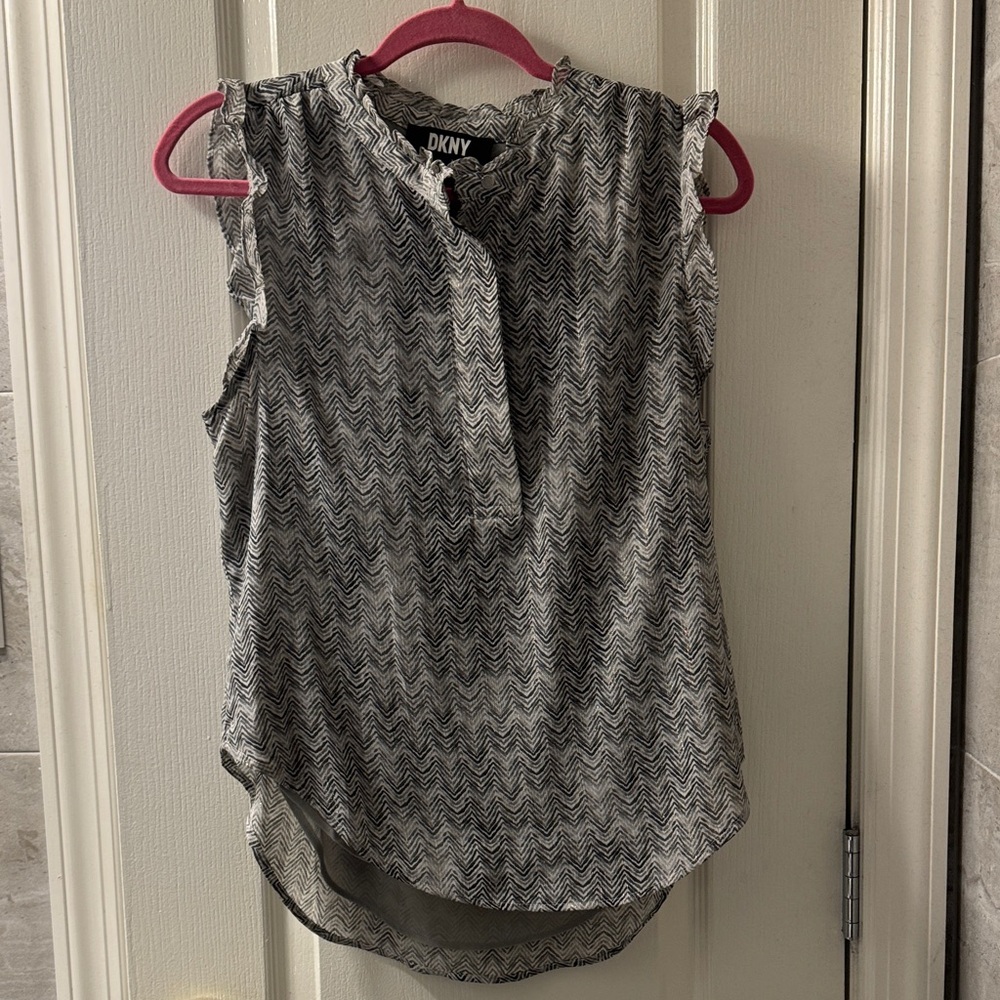 DKNY Zigzag Patterned Sleeveless Blouse in Black and White